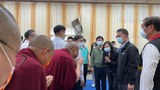 ཐེ་ཝན་གྱི་མེ་འཁོར་བརྡབ་སྐྱོན་བྱུང་ཡུལ་དུ་བོད་པའི་དགེ་འདུན་པ་ཁག་ཅིག་གིས་སྨོན་ལམ་གསུང་འདོན་གནང་བར་ཐེ་ཝན་སྲིད་འཛིན་དང་Hua lienརྫོང་གི་རྫོང་དཔོན་བཅས་ནས་ཐུགས་རྗེ་ཆེ་གསུངས་འདུག