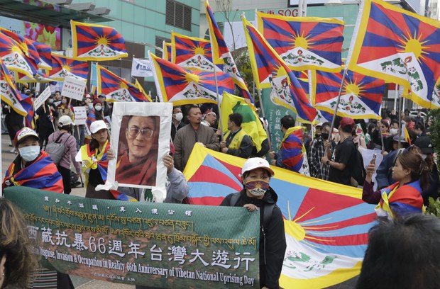 བོད་མིའི་རང་དབང་སྒེར་ལངས་གསུམ་བཅུའི་དུས་དྲན་ཐེངས་ ༦༦ སྟེང་༸གོང་ས་མཆོག་གིས་བཙན་བྱོལ་དུ་ཕེབས་པའི་ལོ་རྒྱུས་ཕྱིར་དྲན་མཛད་པ་དང་འབྲེལ། དེ་ཉིན་འཛམ་གླིང་ཡུལ་གྲུ་གང་སར་བོད་མི་ཚོས་རྒྱ་ནག་གཞུང་ལ་ངོ་རྒོལ།