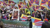 བོད་མིའི་རང་དབང་སྒེར་ལངས་གསུམ་བཅུའི་དུས་དྲན་ཐེངས་ ༦༦ སྟེང་༸གོང་ས་མཆོག་གིས་བཙན་བྱོལ་དུ་ཕེབས་པའི་ལོ་རྒྱུས་ཕྱིར་དྲན་མཛད་པ་དང་འབྲེལ། དེ་ཉིན་འཛམ་གླིང་ཡུལ་གྲུ་གང་སར་བོད་མི་ཚོས་རྒྱ་ནག་གཞུང་ལ་ངོ་རྒོལ།