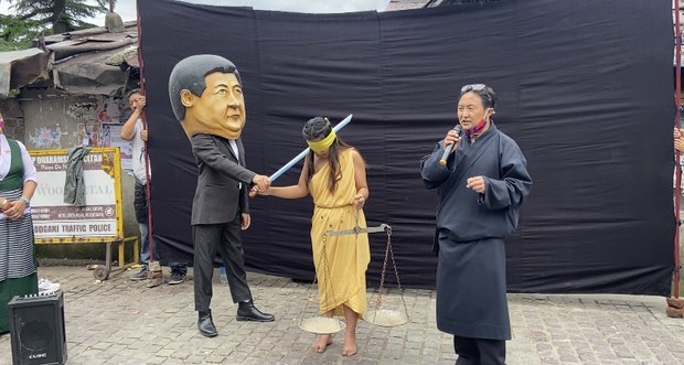 བོད་ནང་དྲང་བདེན་མེད་པའི་ཁར། སྡུག་སྦྱོང་མནར་གཅོད་གཏོང་བཞིན་པ་རྣམས་མྱུར་དུ་མཚམས་འཇོག་དགོས་པའི་ལས་འགུལ་སྤེལ་བ།