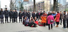 མཛོད་དགེ་ཕྱོགས་ཀྱི་བོད་མི་ཁག་གཅིག་གིས་ཞུ་གཏུགས་ངོ་རྒོལ་བྱེད་བཞིན་པ། ༢༠༡༥།༡།༢༨