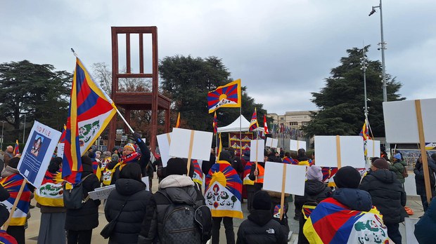 རྒྱལ་སྤྱིའི་འགྲོ་བ་མིའི་ཐོབ་ཐང་གི་ཉིན་མོར་ས་གནས་གང་སར་རྒྱ་ནག་གཞུང་ལ་ངོ་རྒོལ་བྱས་འདུག རྒྱལ་སྤྱིའི་འགྲོ་བ་མིའི་ཐོབ་ཐང་གི་ཉིན་མོར་ས་གནས་གང་སར་རྒྱ་ནག་གཞུང་ལ་ངོ་རྒོལ་བྱས་འདུག
