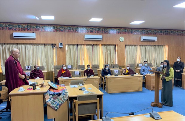 བསྟན་འཛིན་ཆོས་འཛིན་ལགས་ཀྱིས་སྒུག་ཐོ་ལྟར་བོད་མི་མང་སྤྱི་འཐུས་ཀྱི་ལས་འཁུར་དམ་འབུལ་ཞུས་གནང་སོང་། བསྟན་འཛིན་ཆོས་འཛིན་ལགས་ཀྱིས་སྒུག་ཐོ་ལྟར་བོད་མི་མང་སྤྱི་འཐུས་ཀྱི་ལས་འཁུར་དམ་འབུལ་ཞུས་གནང་སོང་།