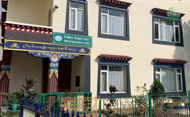སྤྱི་འཐུས་ལྷན་ཚོགས་ཀྱི་ཚོགས་འདུ་འཕར་མ་ཟླ་ལྔ་བའི་ནང་ཉིན་གཅིག་རིང་འཚོགས་གཏན་འཁེལ་འདུག