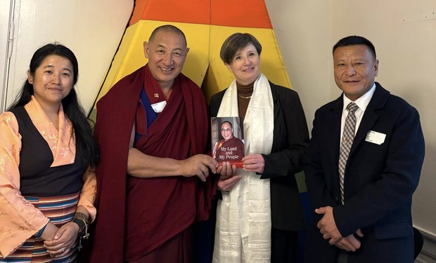 བོད་མི་མང་སྤྱི་འཐུས་སྐུ་ཚབ་ཚོགས་ཆུང་གིས་ཡོ་རོབ་སི་ཀེན་ཌི་ནེ་ཝི་ཡེན་རྒྱལ་ཁོངས་སུ་བོད་དོན་ཞུ་སྐུལ་གནང་བཞིན་འདུག བོད་མི་མང་སྤྱི་འཐུས་སྐུ་ཚབ་ཚོགས་ཆུང་གིས་ཡོ་རོབ་སི་ཀེན་ཌི་ནེ་ཝི་ཡེན་རྒྱལ་ཁོངས་སུ་བོད་དོན་ཞུ་སྐུལ་གནང་བཞིན་འདུག