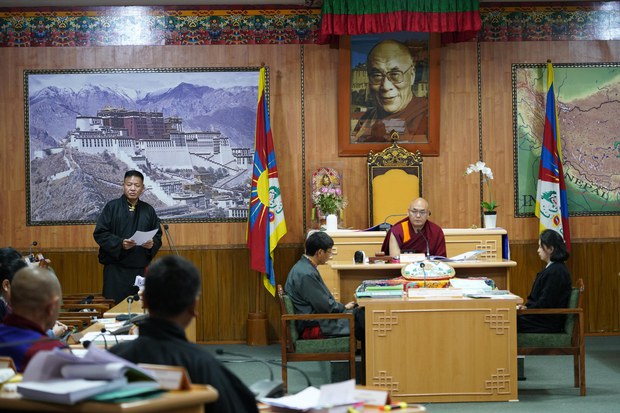 གྲོས་ཚོགས་སུ་བཀའ་ཤག་མེད་པ་དང་སྤྱི་འཐུས་ལྷན་ཚོགས་འཚོགས་མི་ཐུབ་པ། གཏོང་ལེན་ཁྲིམས་ཡིག་གཏན་འབེབས་མ་ཐུབ་པའི་གནས་སྟངས་བྱུང་ནའང་། ལོ་འཁོར་སྔོན་རྩིས་བཀའ་འཁྲོལ་སྤྲོད་ཆོག་པའི་སྒྲིག་གཞི་བསྐྱར་བཅོས་ཀྱི་ཁྲིམས་འཆར་བཏོན་པ།