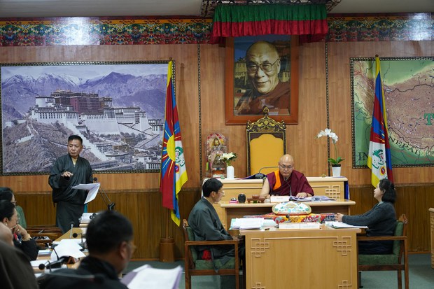 བོད་མིའི་སྒྲིག་འཛུགས་རང་ཁ་རང་གསོ་ཡོང་བར་གཞུང་དམངས་གཉིས་ཀས་ནུས་པ་མཉམ་སྤུངས་དགོས་སྐོར་དཔལ་འབྱོར་བཀའ་བློན་སྤེན་པ་ཚེ་རིང་ལགས་ཀྱིས་དཔལ་འབྱོར་ལས་ཁུངས་ཀྱི་སྔོན་རྩིས་བགྲོ་གླེང་སྐབས་ལན་འདེབས་གནང་བ།