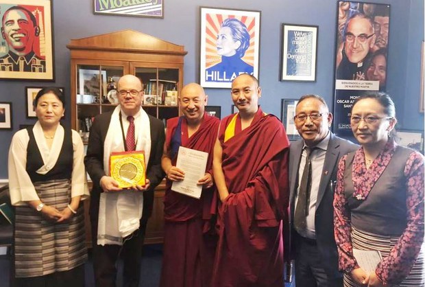 བོད་མི་མང་སྤྱི་འཐུས་སྐུ་ཚབ་ཁག་ཅིག་གིས་ཨ་རིའི་གྲོས་ཚོགས་འོག་མའི་འཐུས་མི་སྐུ་ཞབས་(Jim Mcgovern)དང་མཇལ་འཕྲད་སྐབས། ༢༠༡༩།༦།༡༨ བོད་མི་མང་སྤྱི་འཐུས་སྐུ་ཚབ་ཁག་ཅིག་གིས་ཨ་རིའི་གྲོས་ཚོགས་འོག་མའི་འཐུས་མི་སྐུ་ཞབས་(Jim Mcgovern)དང་མཇལ་འཕྲད་སྐབས། ༢༠༡༩།༦།༡༨