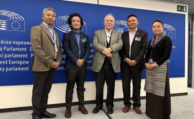 བོད་མི་མང་སྤྱི་འཐུས་ལྷན་ཚོགས་ཀྱི་སྐུ་ཚབ་ཚོགས་ཆུང་གིས་ཡོ་རོབ་གྲོས་ཚོགས་ཀྱི་འཐུས་མི་ཁག་ཅིག་མཇལ་འཕྲད་ཞུས་འདུག བོད་མི་མང་སྤྱི་འཐུས་ལྷན་ཚོགས་ཀྱི་སྐུ་ཚབ་ཚོགས་ཆུང་གིས་ཡོ་རོབ་གྲོས་ཚོགས་ཀྱི་འཐུས་མི་ཁག་ཅིག་མཇལ་འཕྲད་ཞུས་འདུག