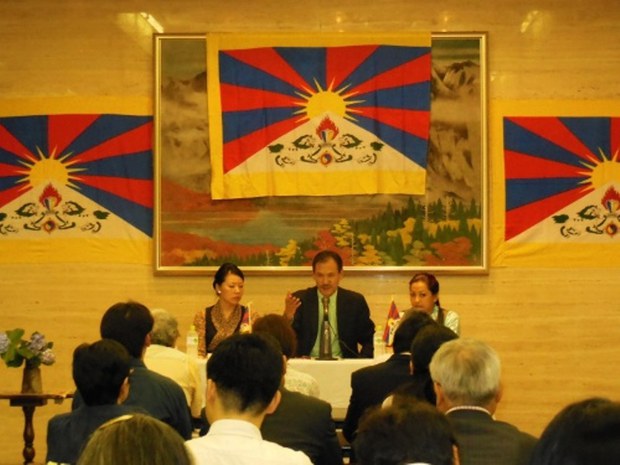 བོད་མི་མང་སྤྱི་འཐུས་གསུམ་གྱིས་ཉི་ཧོང་ལ་བོད་དོན་ཞུ་གཏུགས་གནང་བཞིན་པ། ༢༠༡༤།༧