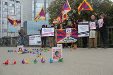 ཇར་མན་བོད་དོན་རྒྱབ་སྐྱོར་ཚོགས་པས་བོད་མི་ཆབ་སྲིད་བཙོན་པ་གློད་བཀྲོལ་ཡོང་ཐབས་ཆེད་ལས་འགུལ་སྤེལ་བཞིན་པ། ༢༠༡༤།༥།༡༦