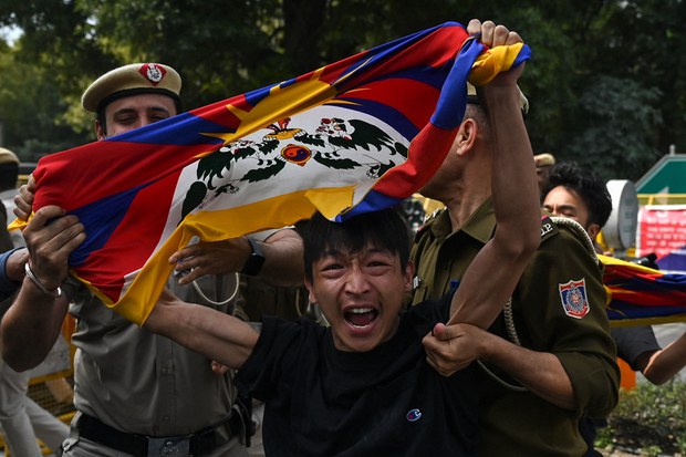 རྒྱ་ནག་གི་ཕྱི་སྲིད་བློན་ཆེན་རྒྱ་གར་དུ་འབྱོར་བར་བོད་མི་ཚོས་རྒྱ་ནག་གཞུང་ཚབ་མདུན་དུ་ངོ་རྒོལ་སྐད་འབོད་བྱས་འདུག རྒྱ་ནག་གི་ཕྱི་སྲིད་བློན་ཆེན་རྒྱ་གར་དུ་འབྱོར་བར་བོད་མི་ཚོས་རྒྱ་ནག་གཞུང་ཚབ་མདུན་དུ་ངོ་རྒོལ་སྐད་འབོད་བྱས་འདུག