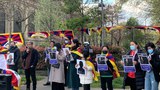 ཧྥ་རན་སིའི་ནང་གི་རྒྱ་ནག་གཞུང་ཚབ་ཁང་གི་མདུན་ནས་བོད་མི་ཚོས་ངོ་རྒོལ་གྱི་ལས་འགུལ་སྤེལ་འདུག