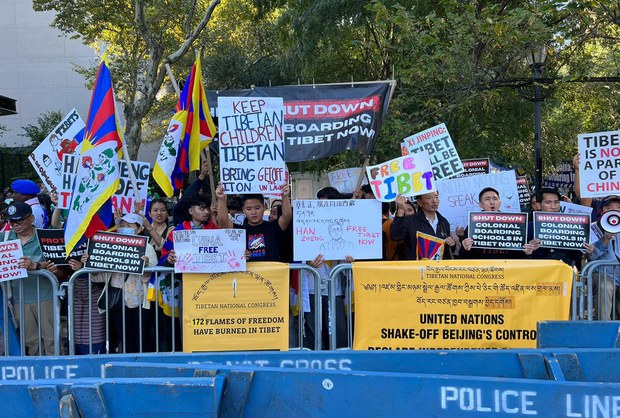 བོད་མི་དང་བོད་དོན་རྒྱབ་སྐྱོར་བ་ཚོས་རྒྱ་ནག་གི་སྲིད་འཛིན་གཞོན་པར་ངོ་རྒོལ་བྱས་འདུག བོད་མི་དང་བོད་དོན་རྒྱབ་སྐྱོར་བ་ཚོས་རྒྱ་ནག་གི་སྲིད་འཛིན་གཞོན་པར་ངོ་རྒོལ་བྱས་འདུག