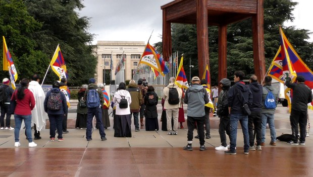 མཉམ་འབྲེལ་རྒྱལ་ཚོགས་ཀྱི་མདུན་དུ་བོད་མི་ཚོས་ཞུ་འབོད་དང་རྒྱ་ནག་གཞུང་ལ་ངོ་རྒོལ་སྐད་འབོད་གནང་འདུག མཉམ་འབྲེལ་རྒྱལ་ཚོགས་ཀྱི་མདུན་དུ་བོད་མི་ཚོས་ཞུ་འབོད་དང་རྒྱ་ནག་གཞུང་ལ་ངོ་རྒོལ་སྐད་འབོད་གནང་འདུག
