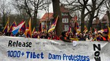 ནེ་རྡར་ལན་ཌིར་བཅའ་སྡོད་རྒྱ་ནག་གཞུང་ཚབ་ཁང་གི་མདུན་བོད་མི་དང་བོད་དོན་རྒྱབ་སྐྱོར་བ་ཚོས་ངོ་རྒོལ་ལས་འགུལ་སྤེལ་འདུག