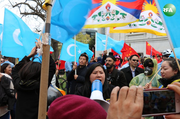 ཨ་རིའི་རྒྱལ་སར་རྒྱ་ནག་གི་སྲིད་འཛིན་འབྱོར་བར་བོད་མི་དང་རྒྱ་རིགས་དམངས་གཙོ་དོན་གཉེར་བ་སོགས་མང་པོས་ངོ་རྒོལ་ཤུགས་ཆེ་གནང་སྐབས། ༢༠༡༦།༣།༣༡ photo:RFA/Lhuboom