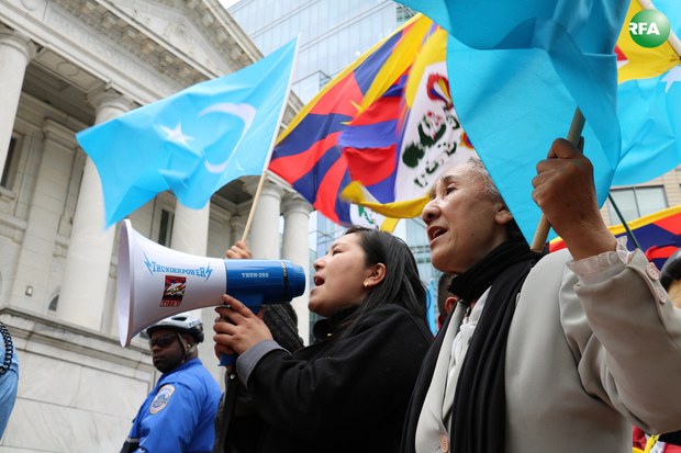 ཨ་རིའི་རྒྱལ་སར་རྒྱ་ནག་གི་སྲིད་འཛིན་འབྱོར་བར་བོད་མི་དང་རྒྱ་རིགས་དམངས་གཙོ་དོན་གཉེར་བ་སོགས་མང་པོས་ངོ་རྒོལ་ཤུགས་ཆེ་གནང་སྐབས། ༢༠༡༦།༣།༣༡ photo:RFA/Lhuboom