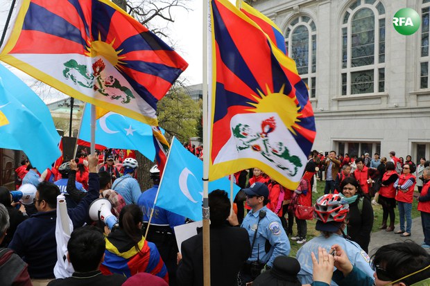 ཨ་རིའི་རྒྱལ་སར་རྒྱ་ནག་གི་སྲིད་འཛིན་འབྱོར་བར་བོད་མི་དང་རྒྱ་རིགས་དམངས་གཙོ་དོན་གཉེར་བ་སོགས་མང་པོས་ངོ་རྒོལ་ཤུགས་ཆེ་གནང་སྐབས། ༢༠༡༦།༣།༣༡ photo:RFA/Lhuboom