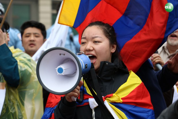 ཨ་རིའི་རྒྱལ་སར་རྒྱ་ནག་གི་སྲིད་འཛིན་འབྱོར་བར་བོད་མི་དང་རྒྱ་རིགས་དམངས་གཙོ་དོན་གཉེར་བ་སོགས་མང་པོས་ངོ་རྒོལ་ཤུགས་ཆེ་གནང་སྐབས། ༢༠༡༦།༣།༣༡ photo:RFA/Lhuboom