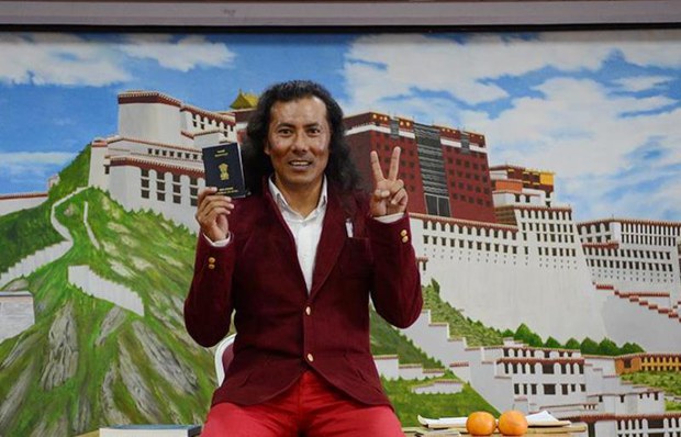 བློ་བཟང་དབང་རྒྱལ་ལགས་སུ་ཉེ་ལམ་རྒྱ་གར་གྱི་ཕྱི་བསྐྱོད་ལག་འཁྱེར་རག་སྐབས། ༢༠༡༧
