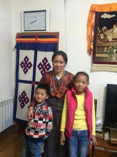 འཕགས་མ་དང་ཁོང་མོའི་ཚ་བོ་འཇིགས་མེད་གཉིས་བཙོན་གྲོལ་བྱུང་སྐབས། ༢༠༡༥།༦།༡