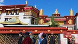 ལྷ་སའི་གཙུག་ལག་ཁང་གི་མདུན་དུ་མི་རིགས་མཐུན་སྒྲིལ་དྲིལ་བསྒྲགས་སྦྱར་བྱང་བཀེལ་ཡོད་པ། ༢༠༢༠།༦།