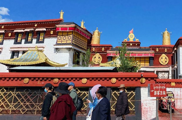 ལྷ་སའི་གཙུག་ལག་ཁང་གི་མདུན་དུ་མི་རིགས་མཐུན་སྒྲིལ་དྲིལ་བསྒྲགས་སྦྱར་བྱང་བཀེལ་ཡོད་པ། ༢༠༢༠།༦། ལྷ་སའི་གཙུག་ལག་ཁང་གི་མདུན་དུ་མི་རིགས་མཐུན་སྒྲིལ་དྲིལ་བསྒྲགས་སྦྱར་བྱང་བཀེལ་ཡོད་པ། ༢༠༢༠།༦།