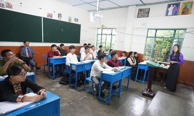 བཙན་བྱོལ་བོད་མིའི་སློབ་གྲྭ་ཁག་གི་དཀའ་ངལ་ཆེ་ཤོས་ནི་སློབ་ཕྲུག་ཇེ་ཉུང་དུ་འགྲོ་བཞིན་པ་དེ་ཡིན་པ་གསུངས་བྱུང་། བཙན་བྱོལ་བོད་མིའི་སློབ་གྲྭ་ཁག་གི་དཀའ་ངལ་ཆེ་ཤོས་ནི་སློབ་ཕྲུག་ཇེ་ཉུང་དུ་འགྲོ་བཞིན་པ་དེ་ཡིན་པ་གསུངས་བྱུང་།