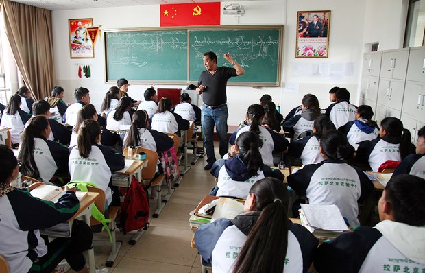 ལྷ་སའི་འབྲིང་རིམ་སློབ་གྲྭའི་འཛིན་གྲྭ་ཞིག་གི་ནང་།