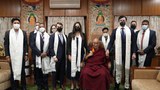 ཨ་རིའི་གྲོས་ཚོགས་འཐུས་མི་སྐུ་ཞབས་ Jon Ossoff མཆོག་གིས་སྣེ་ཁྲིད་པའི་སྐུ་ཚབ་ཚོགས་ཆུང་ཞིག་གིས་སྤྱི་ནོར་༧གོང་ས་༧སྐྱབས་མགོན་ཆེན་པོ་མཆོག་མཇལ་ཁ་ཞུས་ཡོད་འདུག