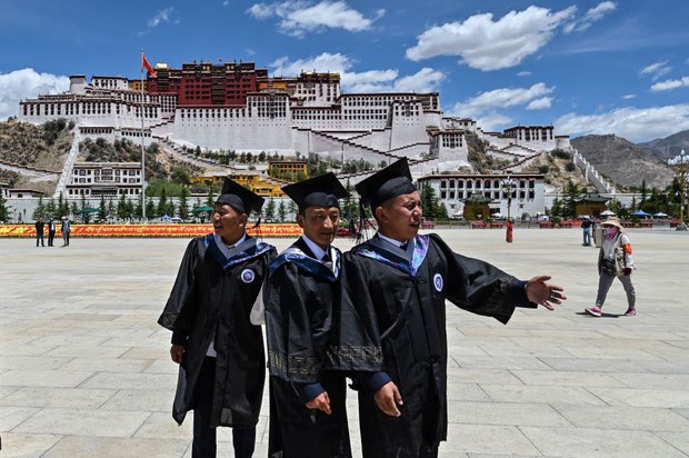 བོད་ནང་བོད་རིགས་སློབ་ཆེན་མཐར་ཕྱིན་པ་ཚོར་ལས་ཀ་མི་རག་པའི་དཀའ་ངལ་མུ་མཐུད་དུ་ཡོད་འདུག