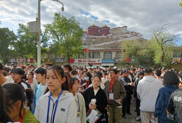 བོད་པའི་སློབ་ཕྲུག་ཁྲི་ཚོ་མང་པོ་རྒྱ་ནག་གི་མཐོ་རྒྱུགས་ཁྲོད་བོད་ཡིག་གི་ཡིག་རྒྱུགས་མེད་པར་ཞུགས་དགོས་བྱུང་གི་ཡོད་འདུག