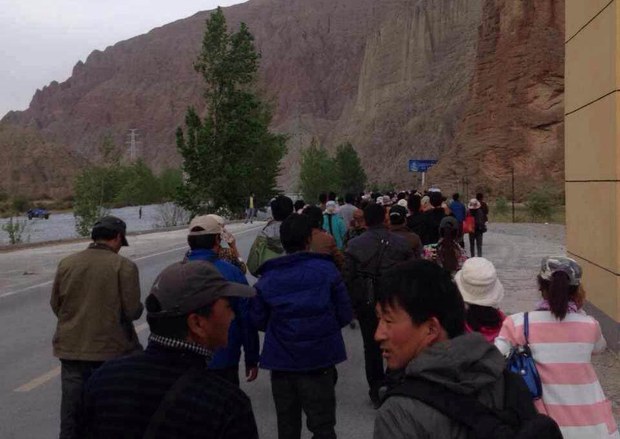ཚབ་ཁྲིད་དགེ་རྒན་ཚོས་ཞུ་གཏུཊ་ཆེད་རེབ་གོང་ནས་ཟི་ལིང་བར་གོམ་བགྲོད་གནང་བཞིན་པའི་སྐབས། ༢༠༡༤།༥།༨ ཚབ་ཁྲིད་དགེ་རྒན་ཚོས་ཞུ་གཏུཊ་ཆེད་རེབ་གོང་ནས་ཟི་ལིང་བར་གོམ་བགྲོད་གནང་བཞིན་པའི་སྐབས། ༢༠༡༤།༥།༨