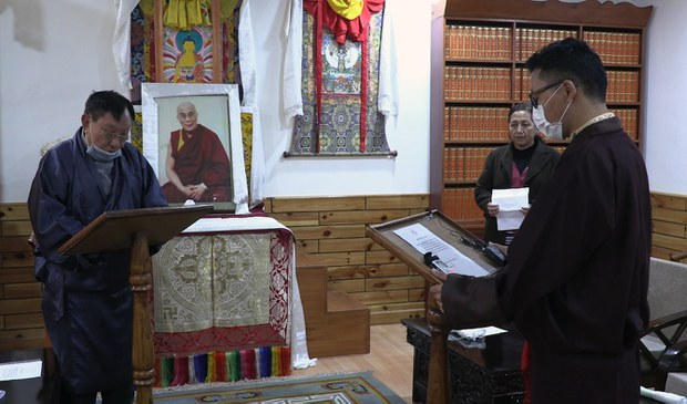 ལྷོ་ཕྱོགས་ཀྱི་ཁྲིམས་ཞིབ་པ་གསར་པ་བསྟན་འཛིན་ཡོན་ཏན་ལགས་ཀྱིས་ལས་ཁུར་དམ་འབུལ་ཞུས་སོང་།