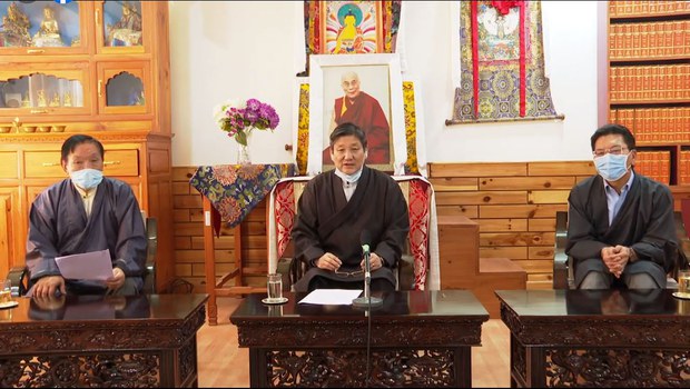 ཁྲིམས་ཞིབ་པ་གསུམ་གྱིས་ལས་ཁུར་རྒྱུན་སྐྱོང་གནང་ཀྱང་སྤྱི་འཐུས་རྒྱུན་ལས་ནས་ངོས་ལེན་བྱ་ཤེས་ཐབས་མེད་པ་གསལ་བསྒྲགས་སྤེལ་འདུག