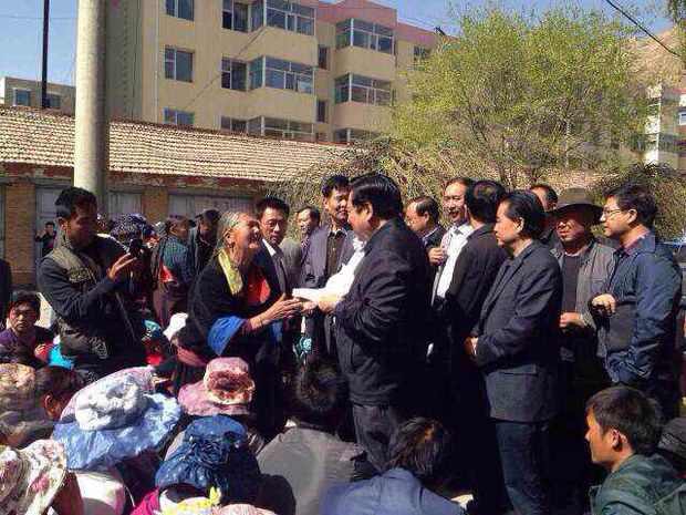 མདོ་སྨད་རེབ་གོང་ཕྱོགས་ཀྱི་ལས་ཚབ་དགེ་རྒན་བརྒྱ་ལྷག་གིས་གཞུང་ལ་ཞུ་འབོད་གནང་བཞིན་པ། ༢༠༡༤།༤།༣༠ མདོ་སྨད་རེབ་གོང་ཕྱོགས་ཀྱི་ལས་ཚབ་དགེ་རྒན་བརྒྱ་ལྷག་གིས་གཞུང་ལ་ཞུ་འབོད་གནང་བཞིན་པ། ༢༠༡༤།༤།༣༠