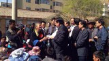 མདོ་སྨད་རེབ་གོང་ཕྱོགས་ཀྱི་ལས་ཚབ་དགེ་རྒན་བརྒྱ་ལྷག་གིས་གཞུང་ལ་ཞུ་འབོད་གནང་བཞིན་པ། ༢༠༡༤།༤།༣༠
