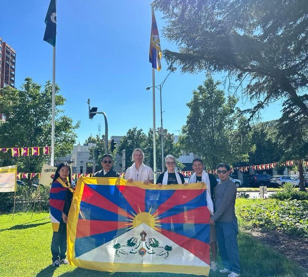 བོད་མིའི་རང་དབང་སྒེར་ལངས་ཉིན་ཨའོསི་ཊརེ་ལི་ཡ་ནང་གི་གྲོང་སྡེ་ལས་ཁུངས་ཤིག་ནས་ཐེངས་དང་པོ་བོད་ཀྱི་རྒྱལ་དར་སྒྲེང་འཛུགས་གནང་བ། བོད་མིའི་རང་དབང་སྒེར་ལངས་ཉིན་ཨའོསི་ཊརེ་ལི་ཡ་ནང་གི་གྲོང་སྡེ་ལས་ཁུངས་ཤིག་ནས་ཐེངས་དང་པོ་བོད་ཀྱི་རྒྱལ་དར་སྒྲེང་འཛུགས་གནང་བ།