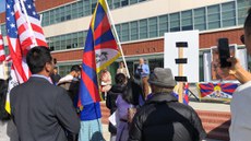 ཨ་མི་རི་ཀའི་བྱང་ཁེ་ལི་ཧྥོར་ནི་ཡའི་རེ་ཆུ་མོཎཌ་(Richmond)་གྲོང་ཁྱེར་གྱི་ཚོགས་ཁང་མདུན། ༢༠༢༠།༣།༩