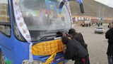 མཚོ་སྔོན་ཕྱོགས་ཀྱི་བོད་མི་ཁག་གཅིག་གིས་༧གོང་ས་མཆོག་གི་སྐུ་པར་ལ་སྨོན་ལམ་སྐྱོན་བཞིན་པ། 