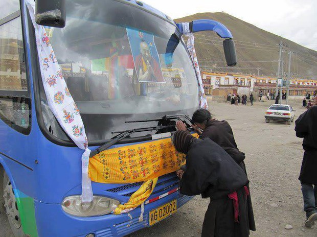 མཚོ་སྔོན་ཕྱོགས་ཀྱི་བོད་མི་ཁག་གཅིག་གིས་༧གོང་ས་མཆོག་གི་སྐུ་པར་ལ་སྨོན་ལམ་སྐྱོན་བཞིན་པ། 