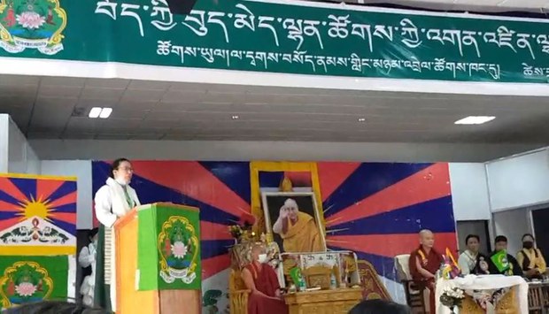 བོད་ཀྱི་བུད་མེད་ལྷན་ཚོགས་ཀྱི་འགན་འཛིན་ལྷན་ཚོགས་ཐེངས་བཅུ་བཞི་པ་ལ་དྭགས་སུ་ཚོགས་བཞིན་འདུག