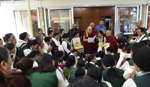 བུད་མེད་ལྷན་ཚོཊ་ཀྱིས་༧གོང་ས་མཆོག་ལ་བྱམས་བརྩེའི་སློབ་དཔོན་གྱི་གཟེངས་རྟཊ་འབུལ་སྐབས། ༢༠༡༧།༡༠།༡༣