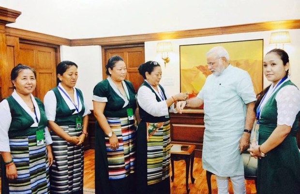 ལྡི་ལི་ས་གནས་བོད་ཀྱི་བུད་མེད་ཚོཊ་པས་རྒྱ་གར་གྱི་སྲིད་བློན་ལ་སྐུད་ཐག་བསྡམས་ནས་སྤུན་གྲོཊ་བསྒྲིཊ་བཞིན་པ། ༢༠༡༤།༨།༡༠ ལྡི་ལི་ས་གནས་བོད་ཀྱི་བུད་མེད་ཚོཊ་པས་རྒྱ་གར་གྱི་སྲིད་བློན་ལ་སྐུད་ཐག་བསྡམས་ནས་སྤུན་གྲོཊ་བསྒྲིཊ་བཞིན་པ། ༢༠༡༤།༨།༡༠