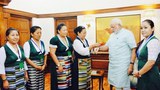 ལྡི་ལི་ས་གནས་བོད་ཀྱི་བུད་མེད་ཚོཊ་པས་རྒྱ་གར་གྱི་སྲིད་བློན་ལ་སྐུད་ཐག་བསྡམས་ནས་སྤུན་གྲོཊ་བསྒྲིཊ་བཞིན་པ། ༢༠༡༤།༨།༡༠