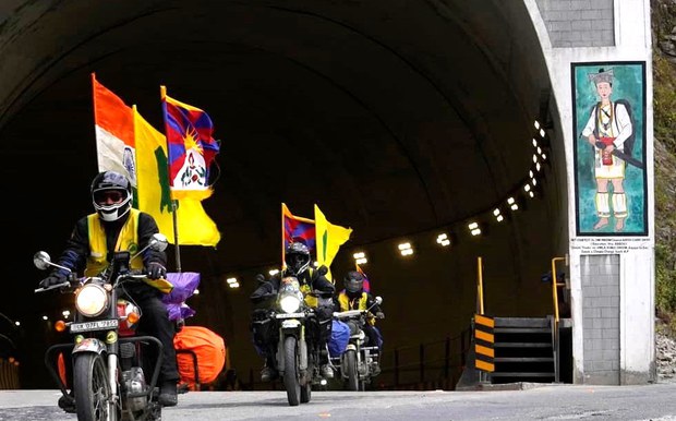 བོད་ཀྱི་གཞོན་ནུ་ལྷན་ཚོགས་ཀྱིས་རྒྱ་གར་གྱི་མངའ་སྡེ་ཉི་ཤུ་ལྷག་གི་ནང་བོད་དོན་ཆེད་སྦག་སྦག་སྐོར་བསྐྱོད་ཀྱི་ལས་འགུལ་སྤེལ་བཞིན་ཡོད་འདུག བོད་ཀྱི་གཞོན་ནུ་ལྷན་ཚོགས་ཀྱིས་རྒྱ་གར་གྱི་མངའ་སྡེ་ཉི་ཤུ་ལྷག་གི་ནང་བོད་དོན་ཆེད་སྦག་སྦག་སྐོར་བསྐྱོད་ཀྱི་ལས་འགུལ་སྤེལ་བཞིན་ཡོད་འདུག