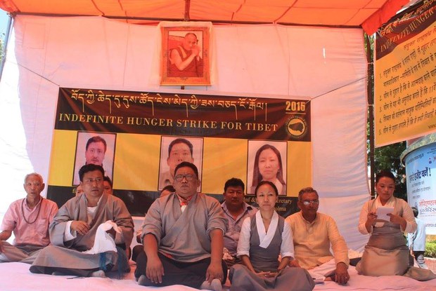 རྒྱ་གར་གྱི་རྒྱལ་ས་ལྡི་ལིར་དབུས་གཞོན་ནུ་ལྷན་ཚོགས་ཀྱི་རྒྱུན་ལས་གསུམ་གྱིས་དུས་ཚོད་ངེས་མེད་ཀྱི་ཟས་བཅད་ངོ་རྒོལ་སྐབས། ༢༠༡༥།༩།༡༠ རྒྱ་གར་གྱི་རྒྱལ་ས་ལྡི་ལིར་དབུས་གཞོན་ནུ་ལྷན་ཚོགས་ཀྱི་རྒྱུན་ལས་གསུམ་གྱིས་དུས་ཚོད་ངེས་མེད་ཀྱི་ཟས་བཅད་ངོ་རྒོལ་སྐབས། ༢༠༡༥།༩།༡༠