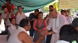 རྒྱལ་ཚོགས་ཀྱི་མི་སྣས་ཟས་བཅད་ངོ་རྒོལ་ལས་འགུལ་བར་ཤིང་ཏོག་ཁུ་བ་སྤྲོད་བཞིན་པ། ༢༠༡༥།༡༠།༡༡
