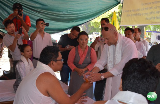 རྒྱལ་ཚོགས་ཀྱི་མི་སྣས་ཟས་བཅད་ངོ་རྒོལ་ལས་འགུལ་བར་ཤིང་ཏོག་ཁུ་བ་སྤྲོད་བཞིན་པ། ༢༠༡༥།༡༠།༡༡ རྒྱལ་ཚོགས་ཀྱི་མི་སྣས་ཟས་བཅད་ངོ་རྒོལ་ལས་འགུལ་བར་ཤིང་ཏོག་ཁུ་བ་སྤྲོད་བཞིན་པ། ༢༠༡༥།༡༠།༡༡